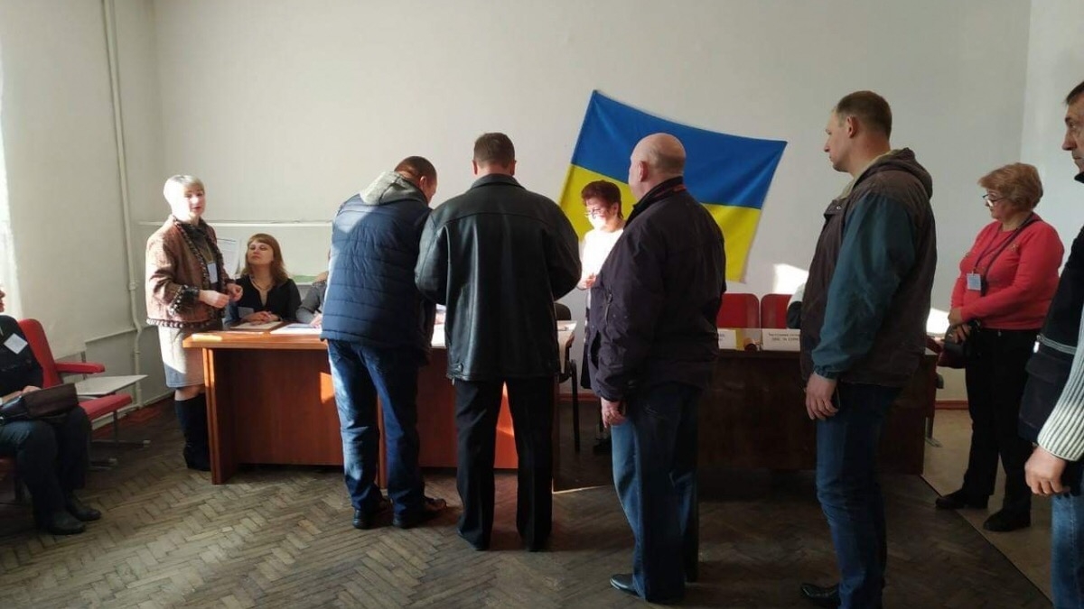 На участке Павлоградской районной больнице вместо пациентов голосуют 