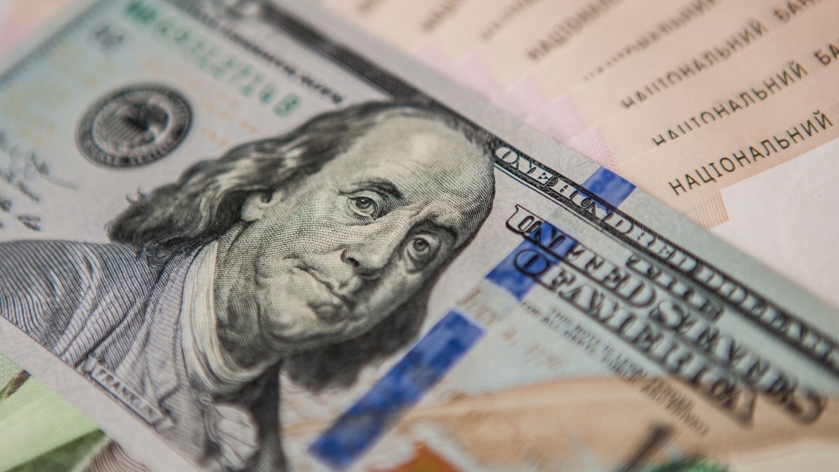 Доллар подешевел в обменниках в начале недели