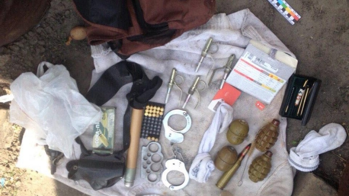 В Петропавловском районе полицейские изъяли арсенал оружия и наркотики