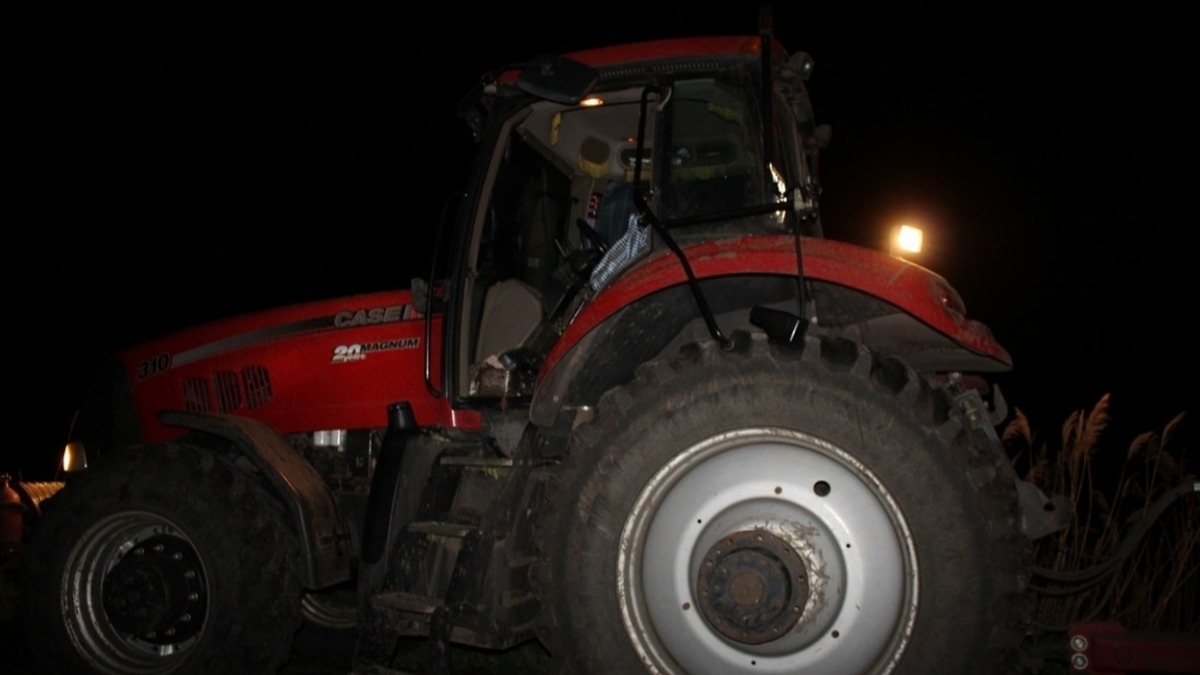 В Петропавловке двое мужчин украли трактор и поехали за водкой