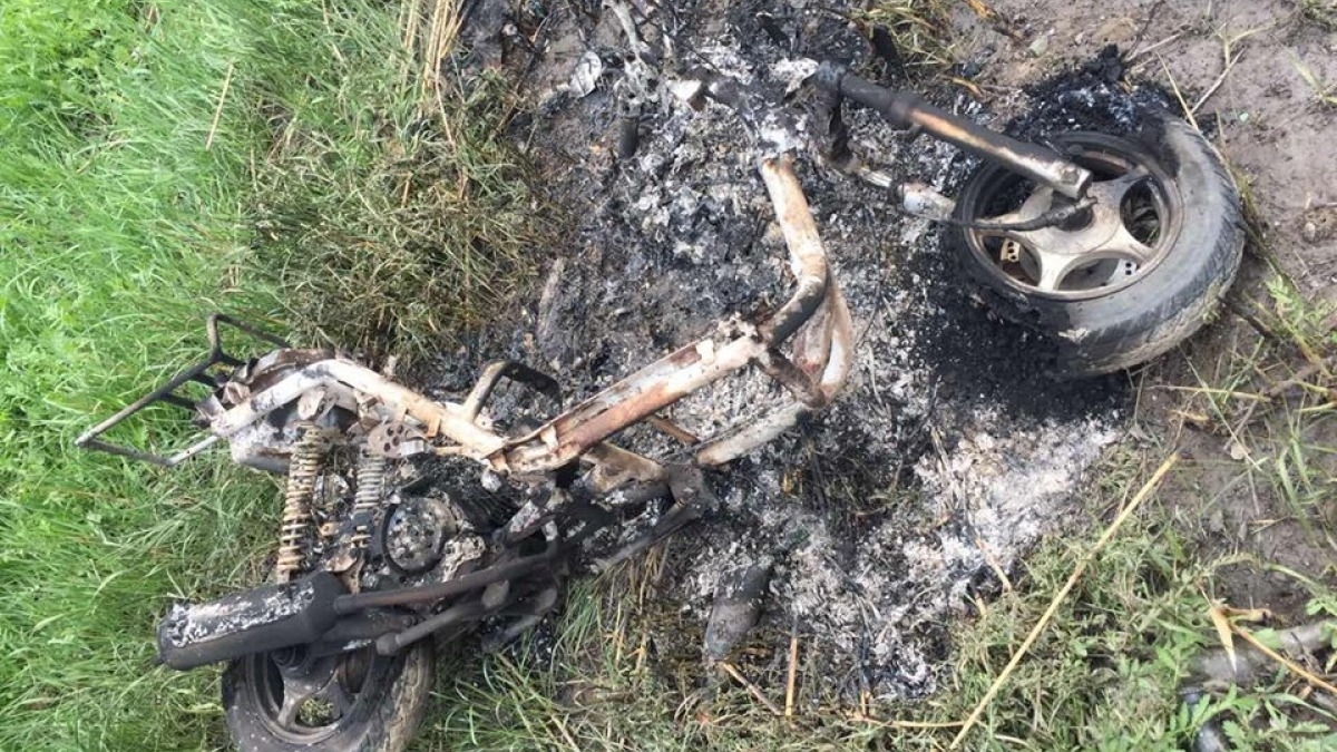 В Терновке украли и спалили мопед