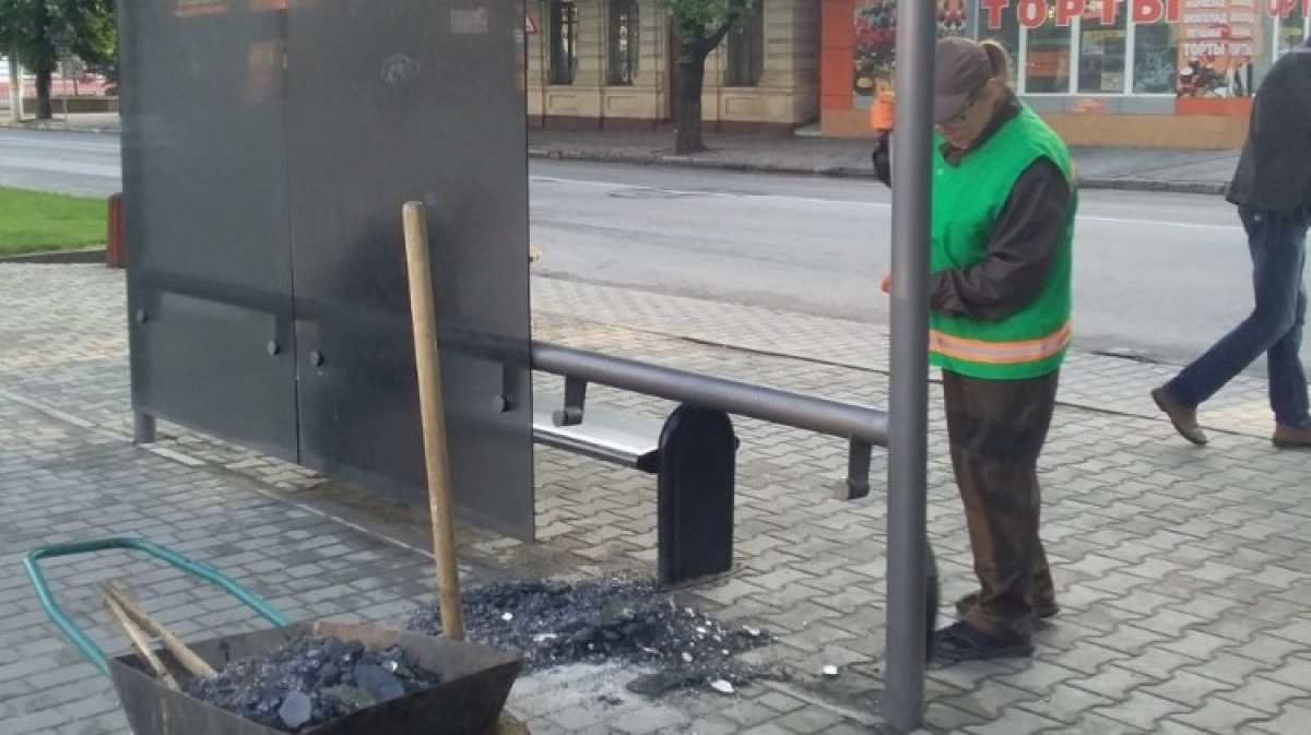 По факту разбитой остановки в Павлограде коммунальщики обратились в полицию