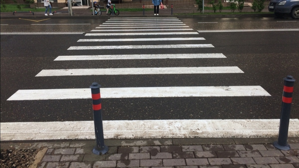 На пешеходных переходах будут устанавливать металлические столбики