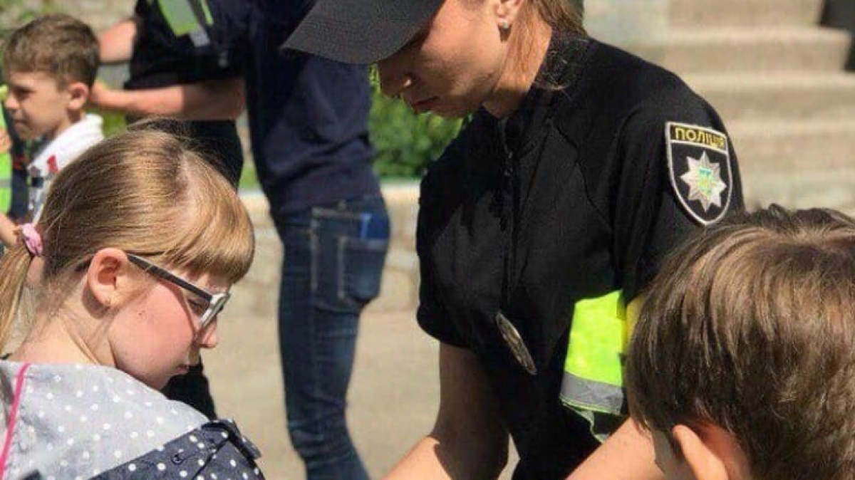 С 1 сентября в Украине вводится правило носить в темное время суток специальные светоотражающие жилеты детям 1-4 классов