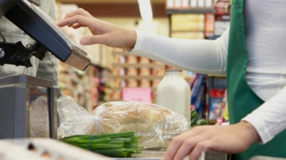 Украинцы больше всего тратят денег с карт на еду