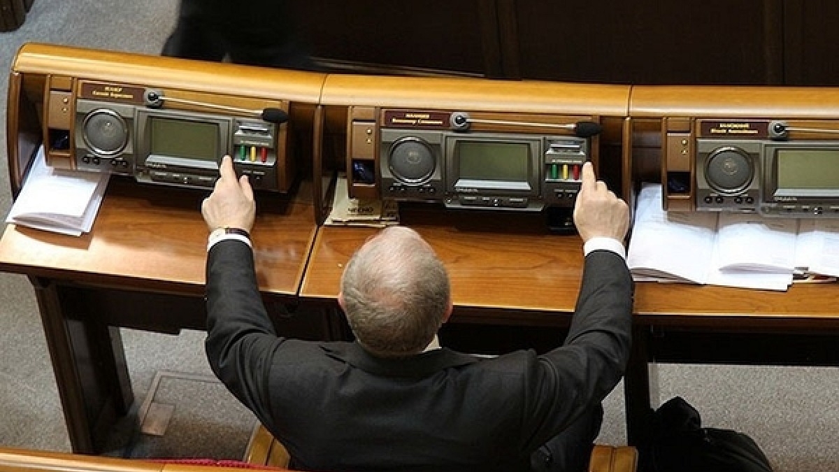 За прогулы и кнопкодавство депутатов будут выгонять из Верховной Рады