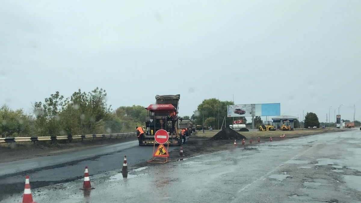 В Павлоградском районе асфальтируют дороги прямо с лужами