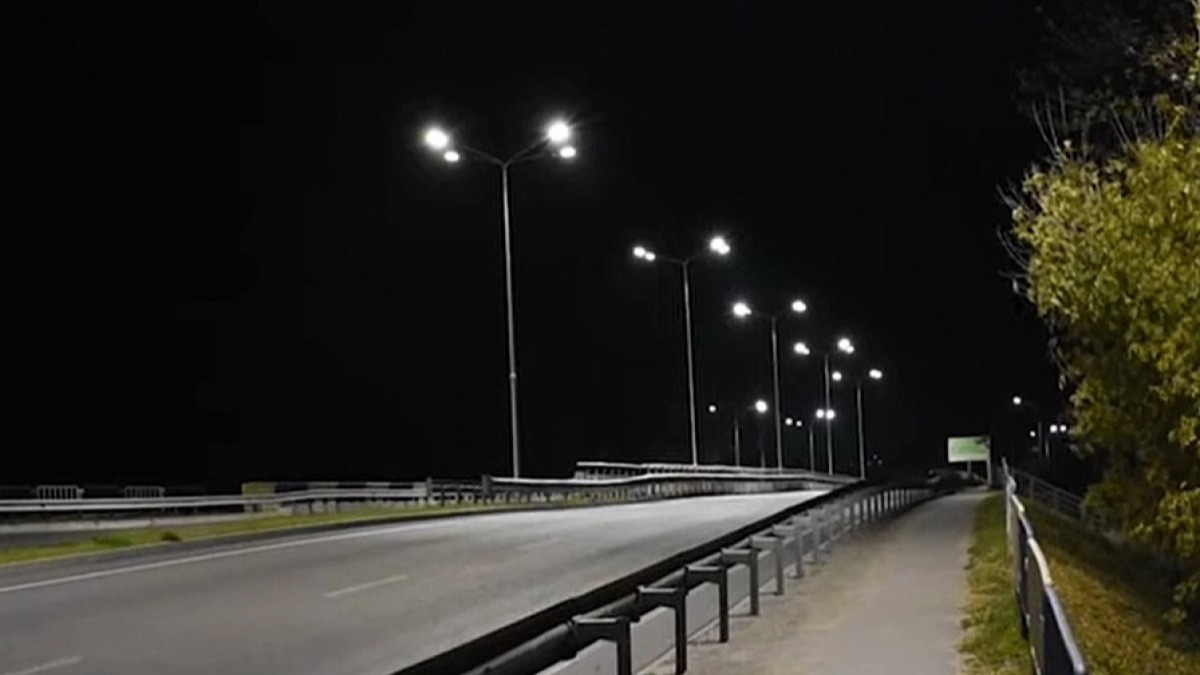 В Палограде за полмиллиона обновили на мосту освещение