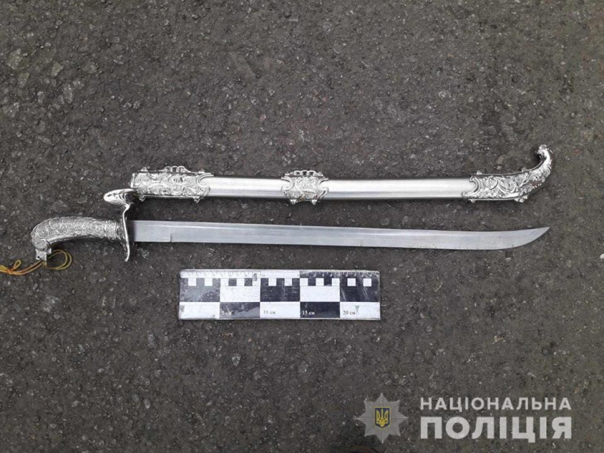 В Першотравенске задержали 20-летнего парня, который разгуливал по городу с саблей