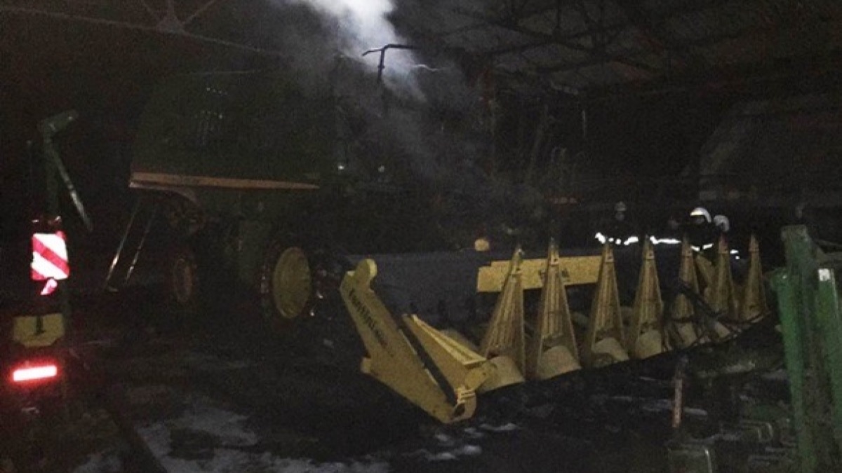 Ночью в Петропавловке сгорел ангар с фермерской техникой