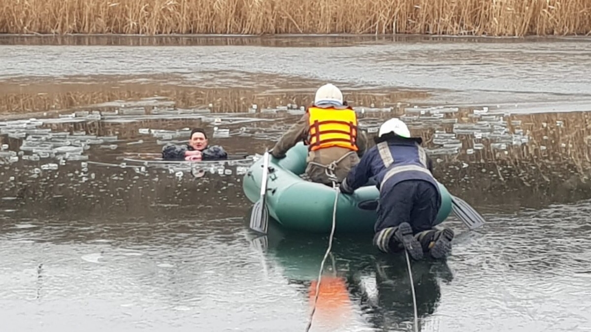 Сегодня утром в Павлограде спасатели вытянули из реки мужчину который провалился под лёд