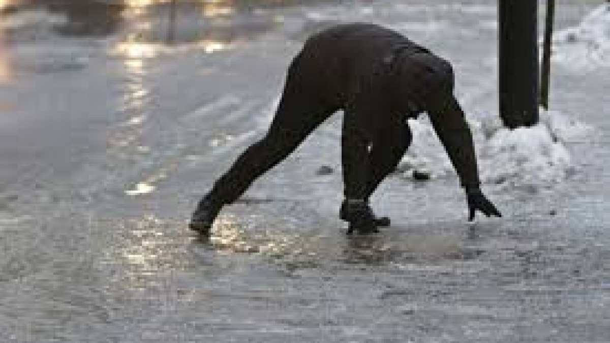 Спасатели предупреждают о гололедице на дорогах области