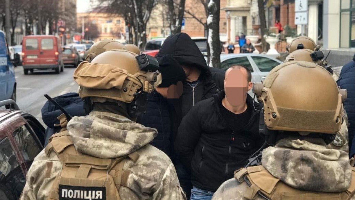 Двое жителей Першотравенска требовали деньги у жителей области