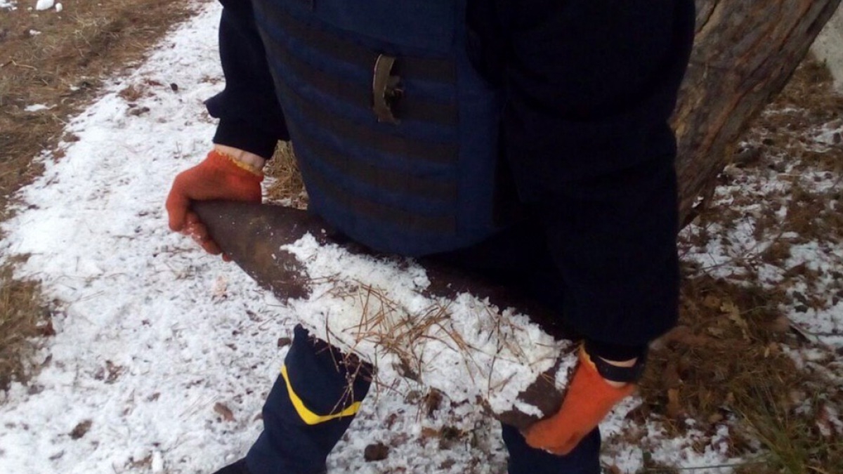 На улице Промышленной мужчина нашел артиллерийский снаряд 152 калибра