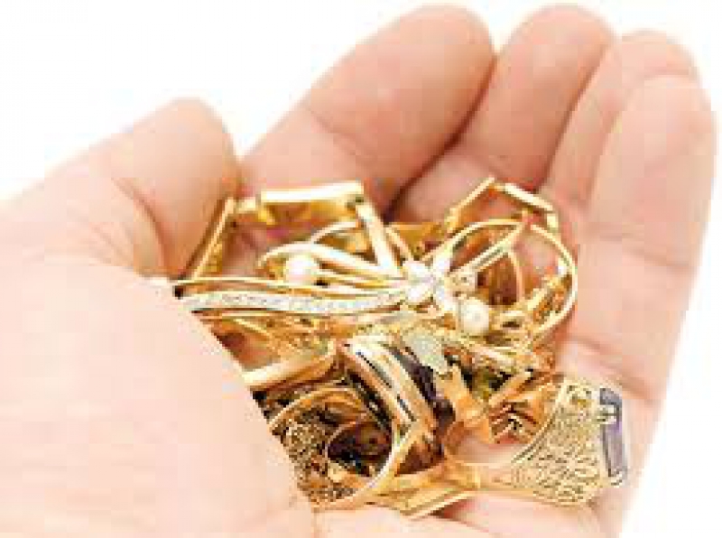 Покупательница пробралась в кабинет хозяйки магазина и обворовала ее