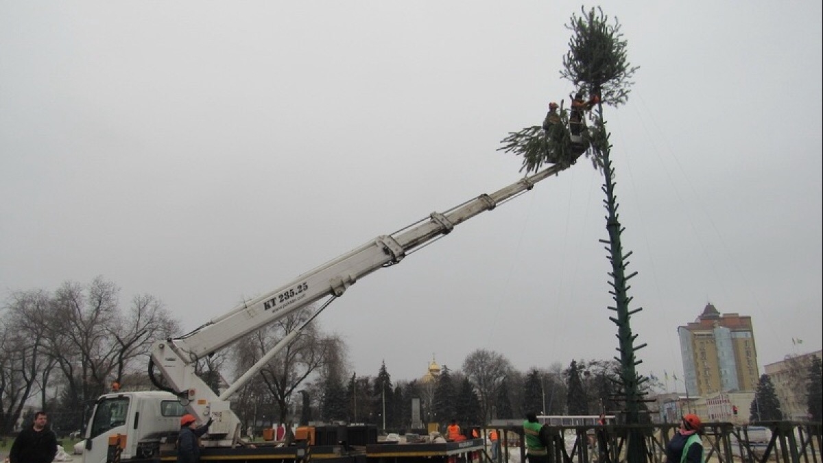 В Павлограде заканчивают устанавливать главную елку
