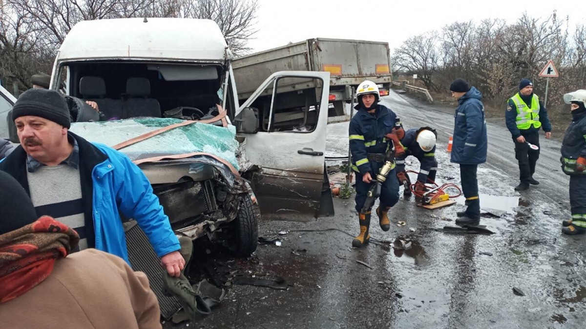 В Петропавловском районе микроавтобус столкнулся с грузовиком - есть пострадавшие