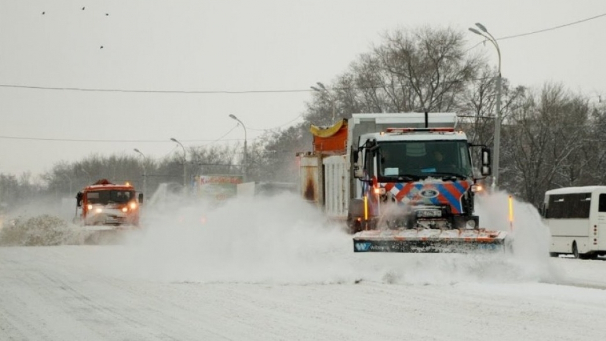 Почти 130 единиц техники расчищают от снега дороги Днепропетровщины