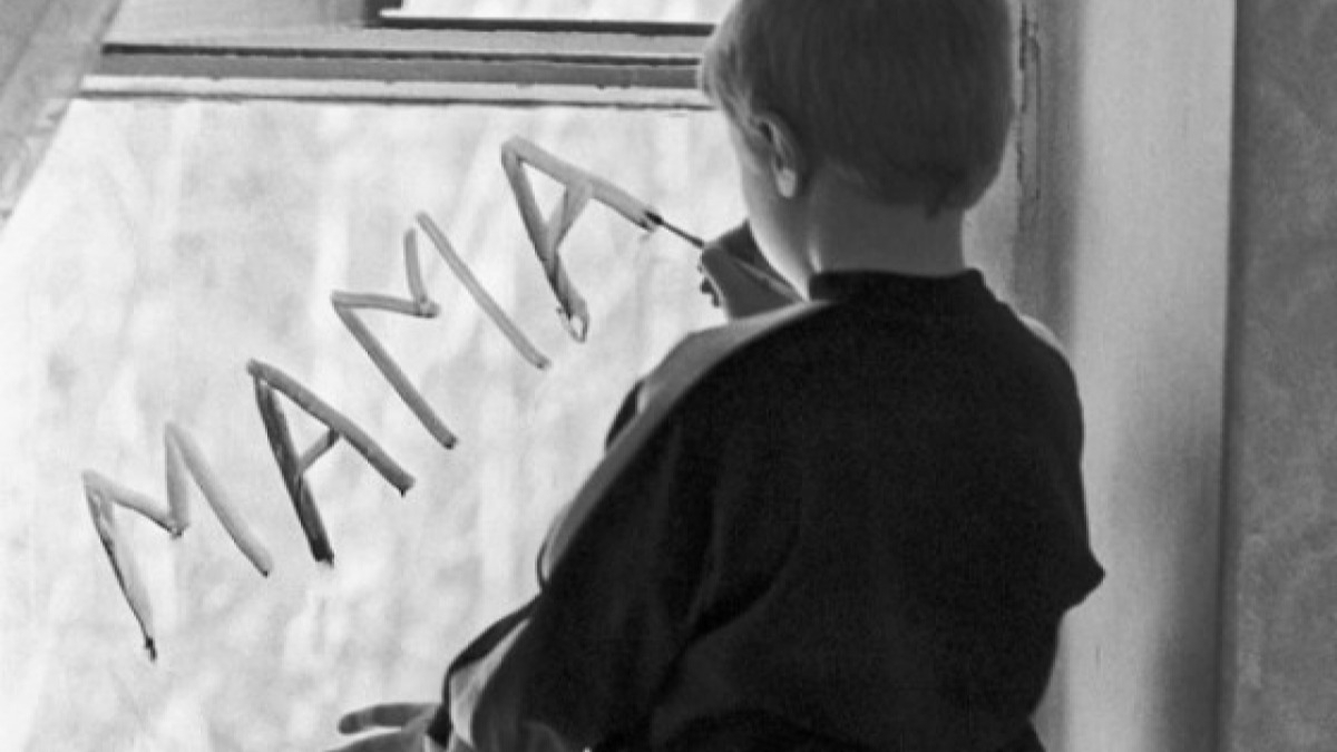 В Першотравенске полиция забрала у матери двух малышей