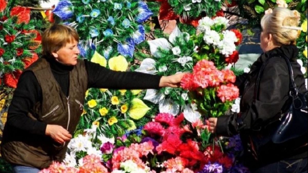 На поминальные дни павлоградцев просят отказаться от искусственных цветов