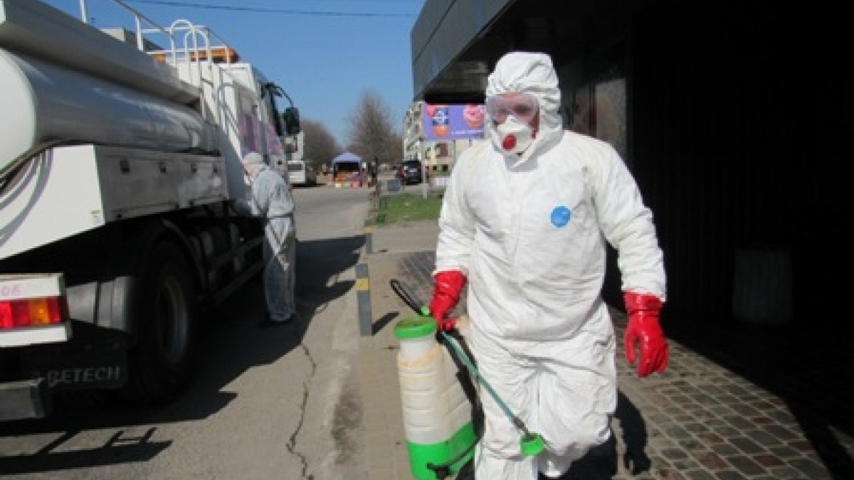 В Павлограде начали проводить санитарную обработку автобусных остановок