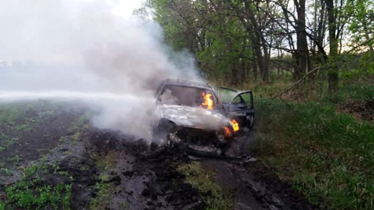 В Павлоградском районе сгорела легковушка
