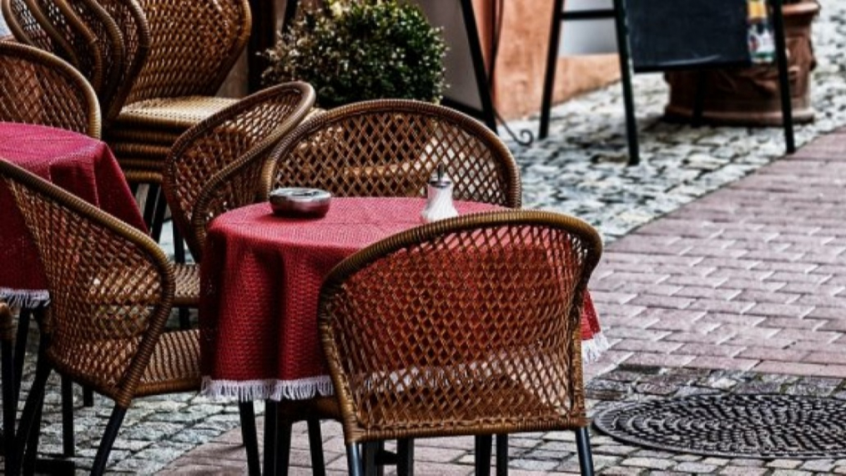 Кабмин разрешил работу летних площадок кафе и магазинов в ТРЦ