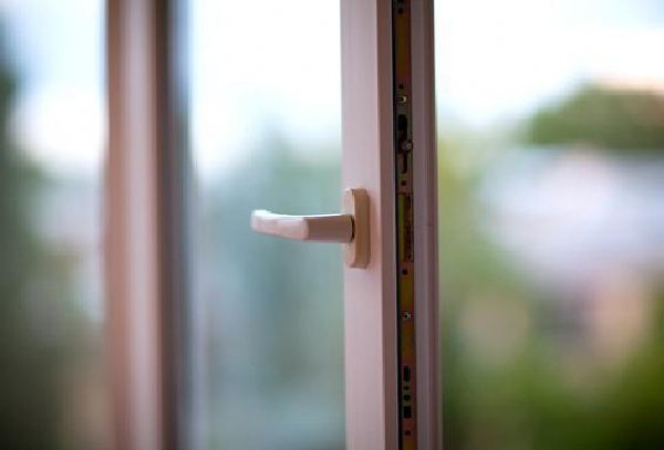 90-летняя жительница Павлограда выпала из окна 5-го этажа