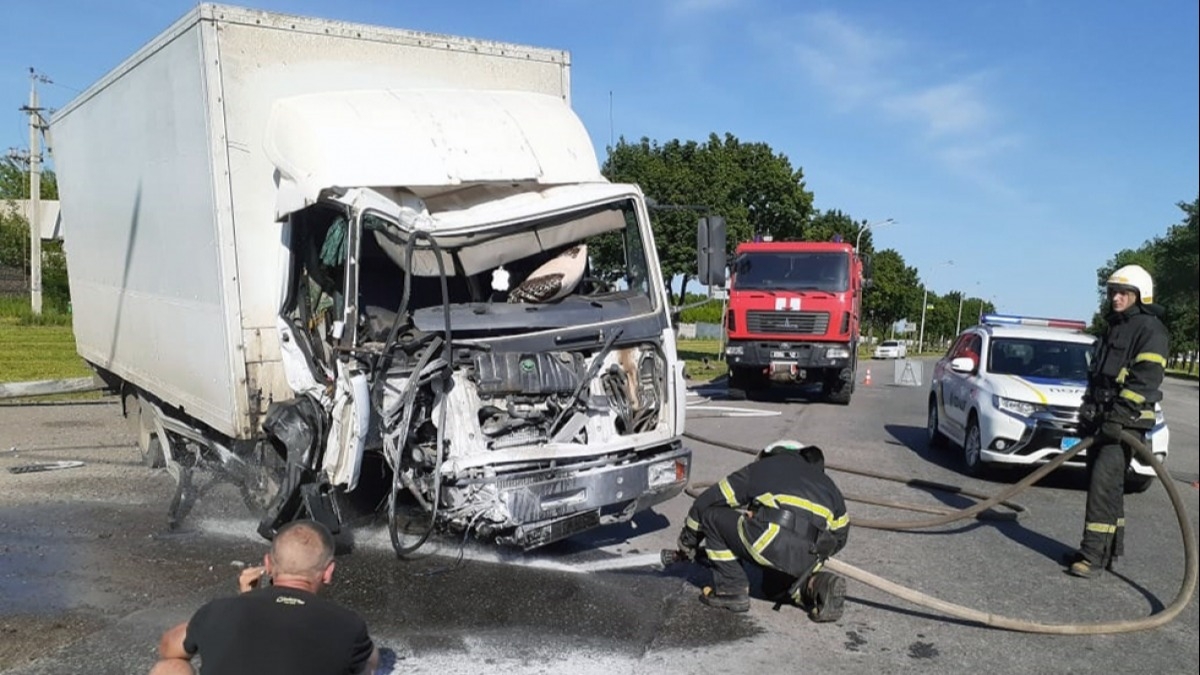 ДТП в Павлограде - грузовик снес столб на улице Днепровской