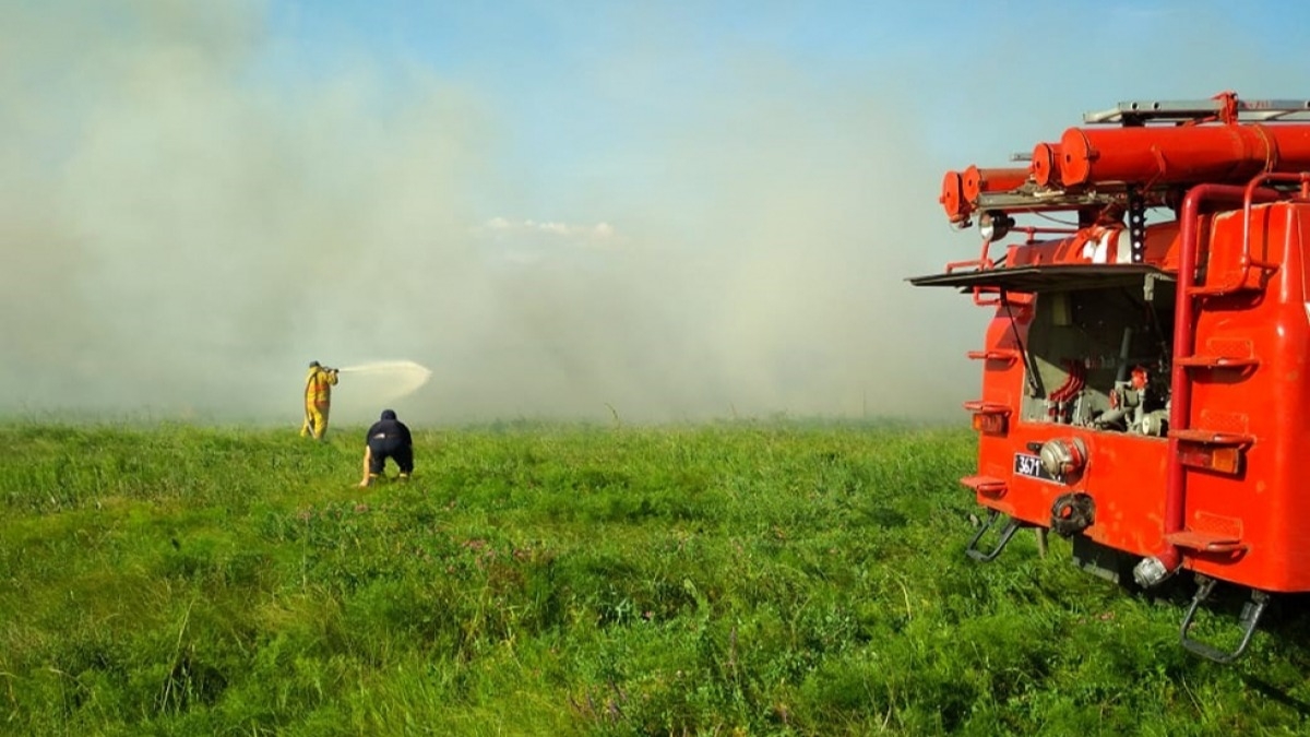 Возле Приволчанского спасатели потушили горящую траву