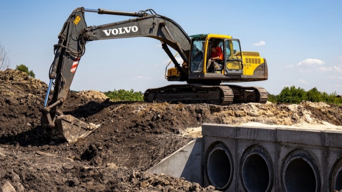 В Павлоградском районе капитально ремонтируют разрушенный мост