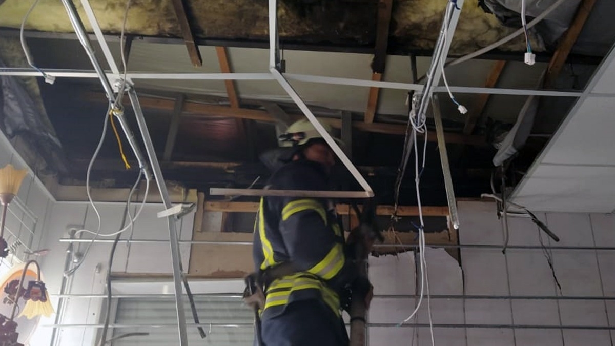 В Першотравенске спасатели погасили пожар в магазине