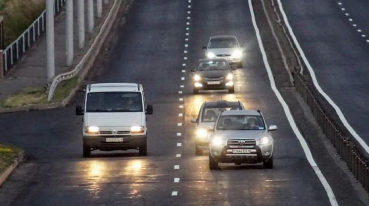 C 1 октября водители должны включать ближний свет фар