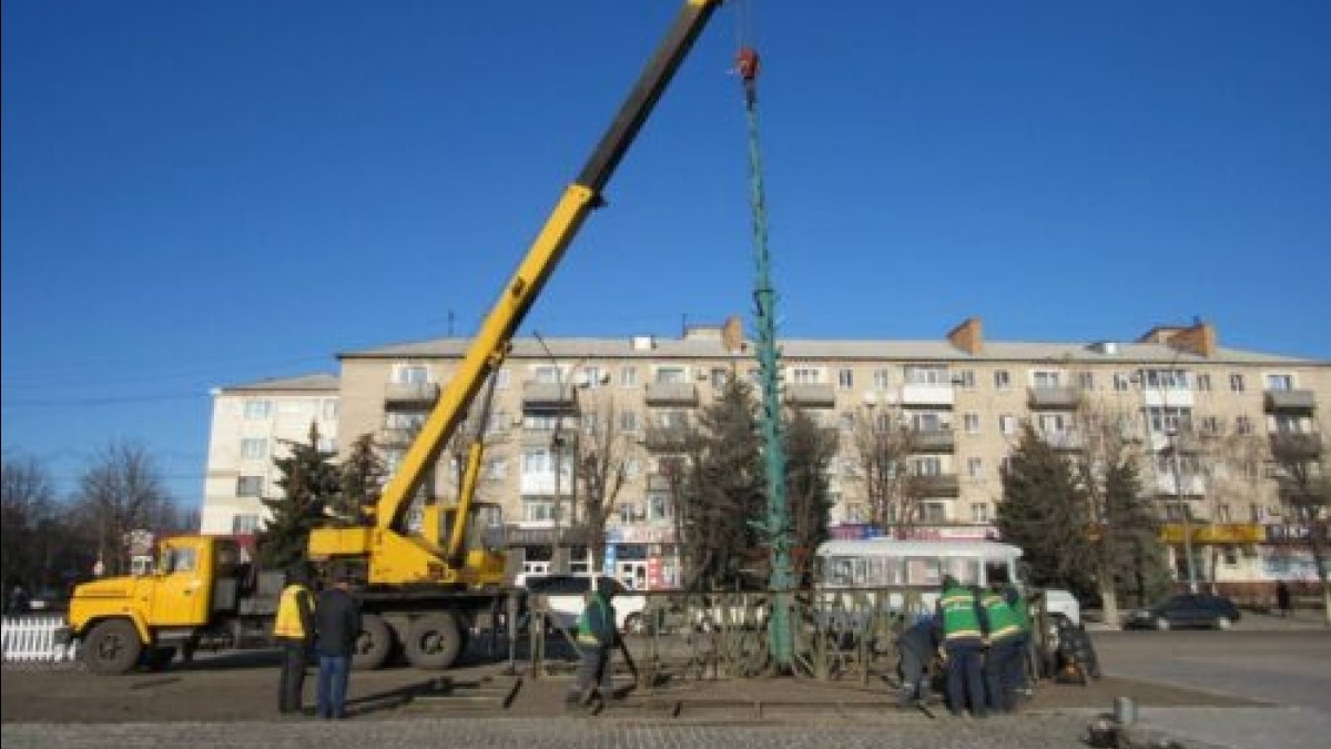 В Палоград на Соборной площади начали устанавливать новогоднюю елку