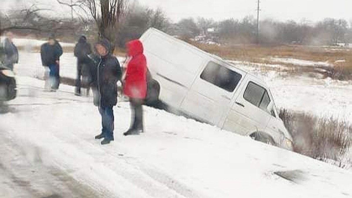 На трассе Богуслав-Терновка микроавтобус слетел с дороги