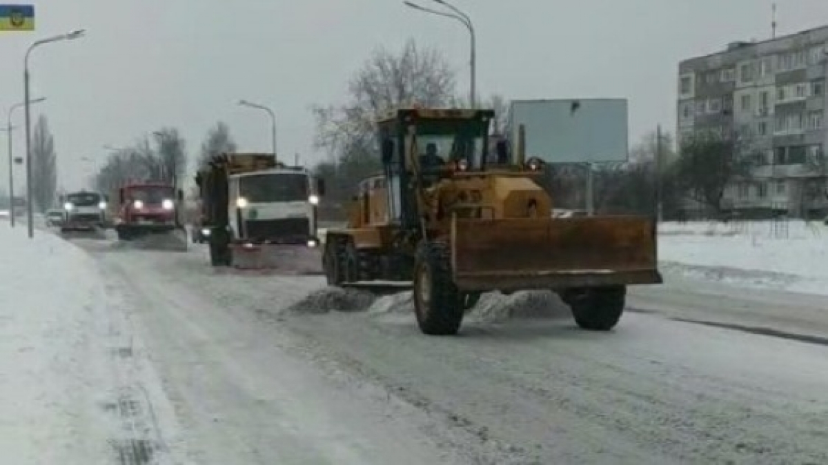 В Павлограде коммунальщики всю ночь чистили дороги от снега