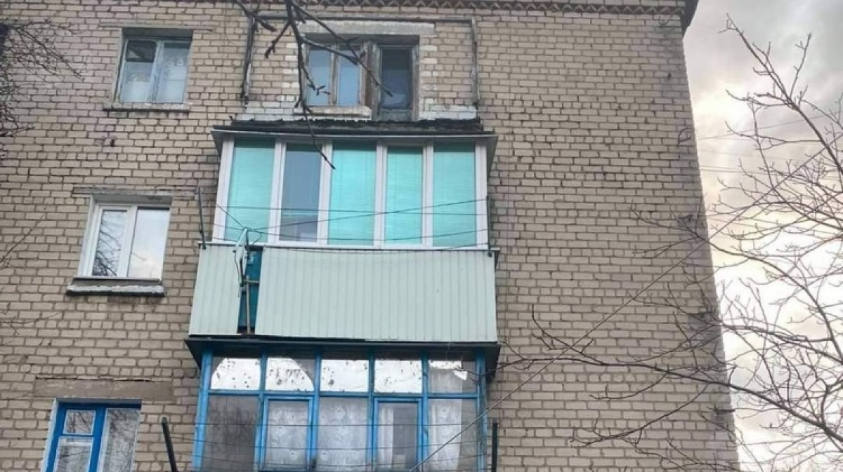 В Першотравенске из-за сильного ветра рухнул балкон