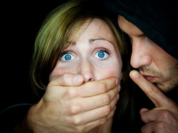 В Павлограде двое ранее судимых мужчин напали на прохожую