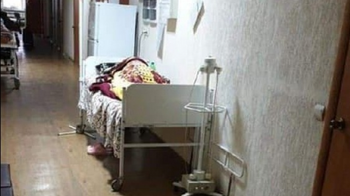 В Павлоградской больнице коронавирусные пациенты лежат в коридорах. А вакцина в Павлограде есть!