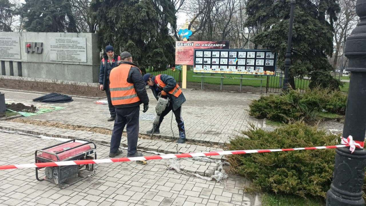 В центре Павлограда начали благоустраивать Аллею славы