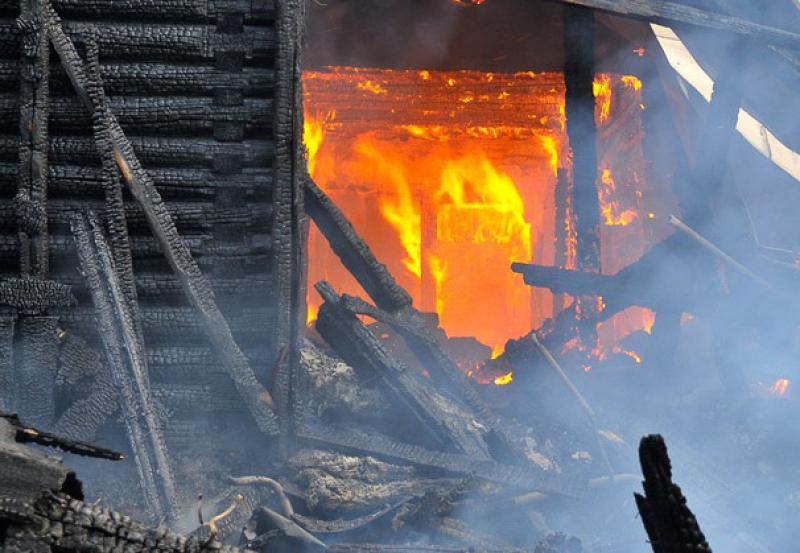 На пожаре в сарае сгорели свиньи, коровы и урожай