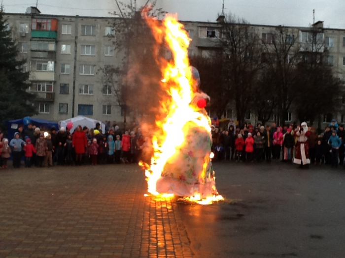 В Терновке на центральной площади спалили Марену
