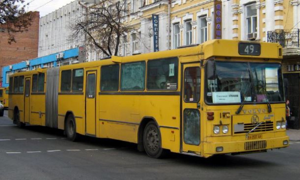 Привет из прошлого: павлоградцев удивил автобус-гармошка, выпущенный на маршрут