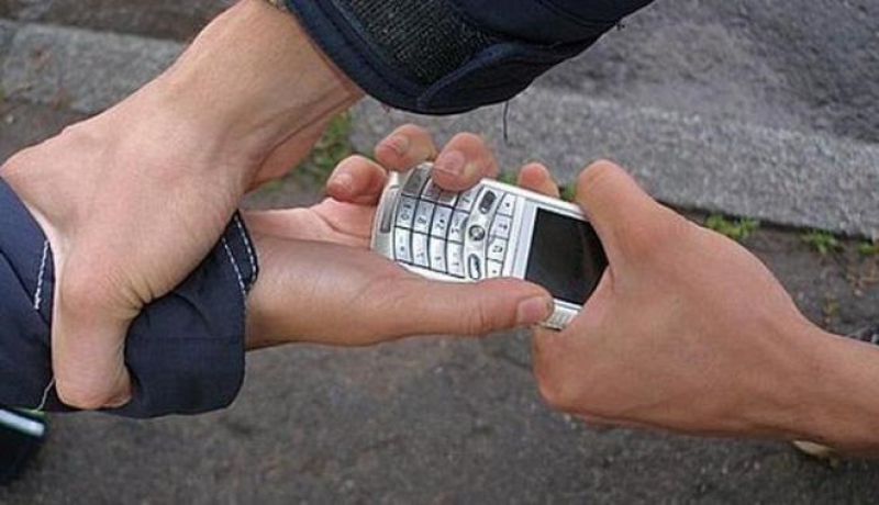 Павлоградец напал на прохожего и отобрал мобильный