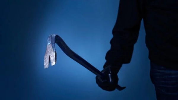 Богдановец ради наживы снес стену гаража и забрал чужое имущество