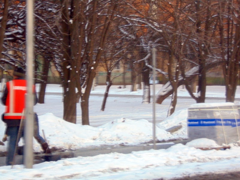 По ул. Днепровская в Павлограде обустраивают тротуарные дорожки?