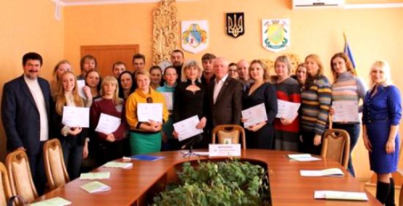 Мэр вручил павлоградским бизнесменам сертификаты о прохождении учебы по бизнес-планированию