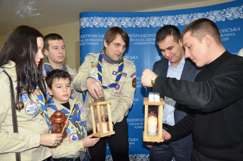  В Днепропетровскую область привезли Вифлеемский огонь