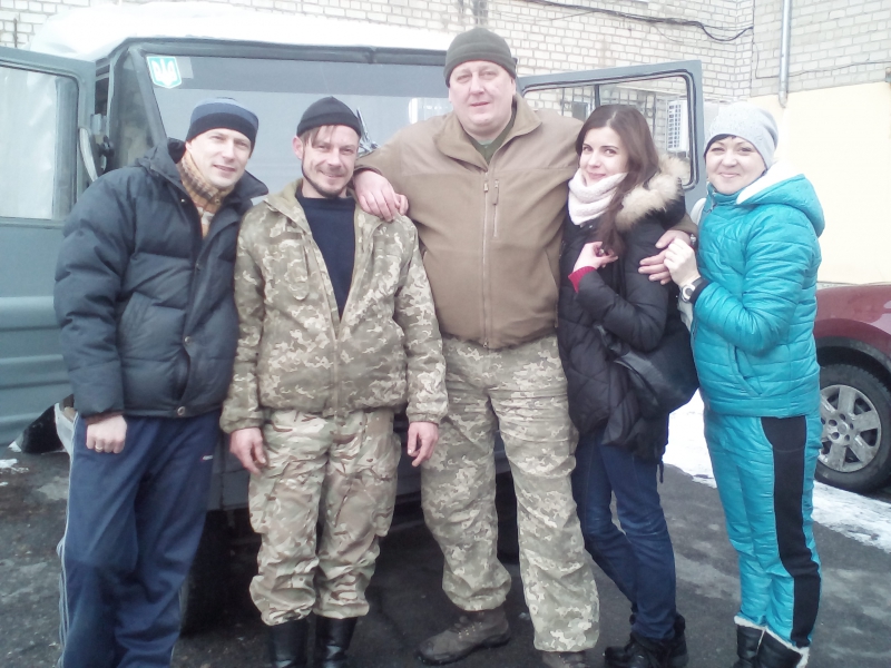 Павлоградские волонтеры отправили сладости детям в Авдеевку и передали бойцам отремонтированный автомобиль