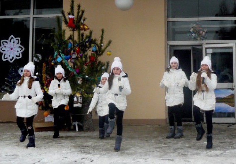 На поселке Химзавод открыли новогоднюю елку